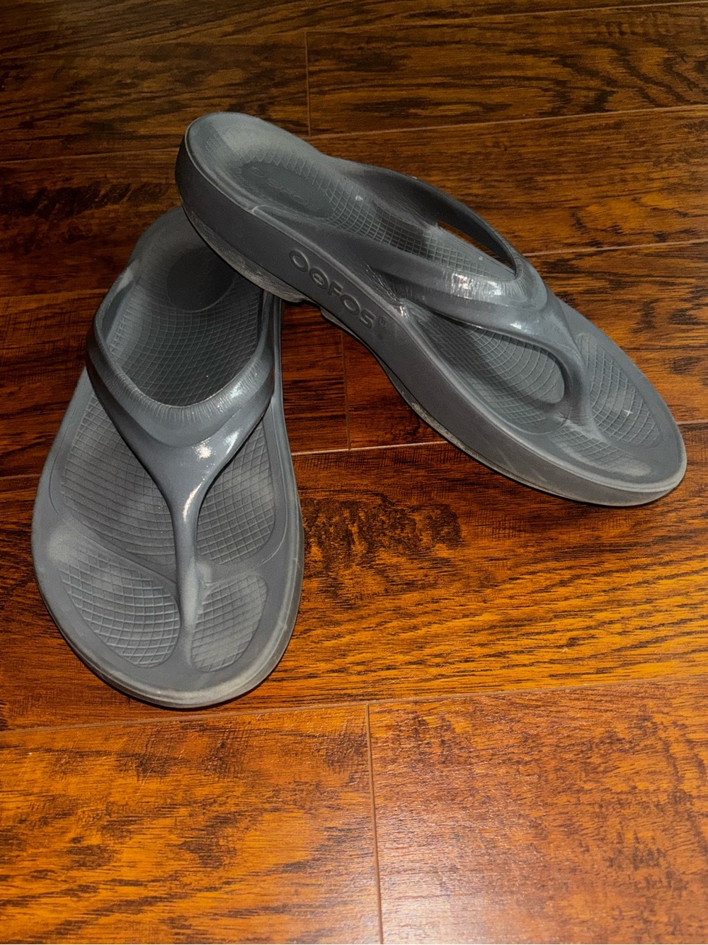 OOFOS Recovery Sandals Textured Footbed Cushioned Impact Absorb Gray Flip Flops